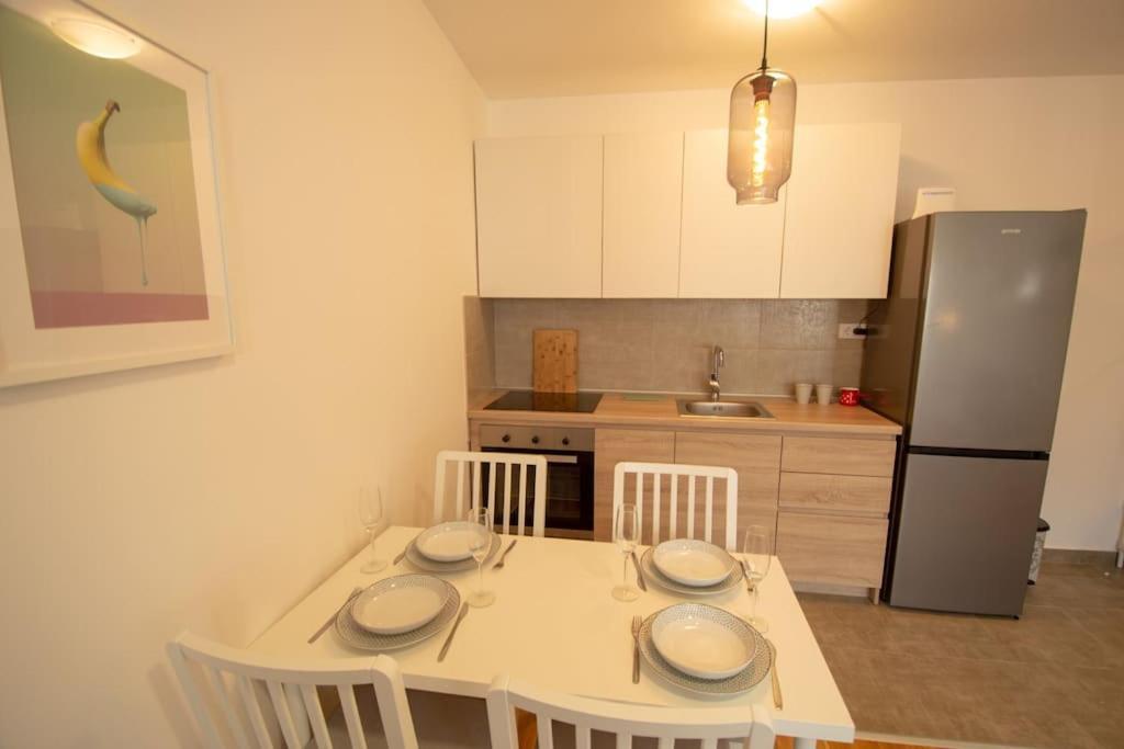 White Fields-Central 2-Bdrm Apartment With Parking Nowy Sad Zewnętrze zdjęcie