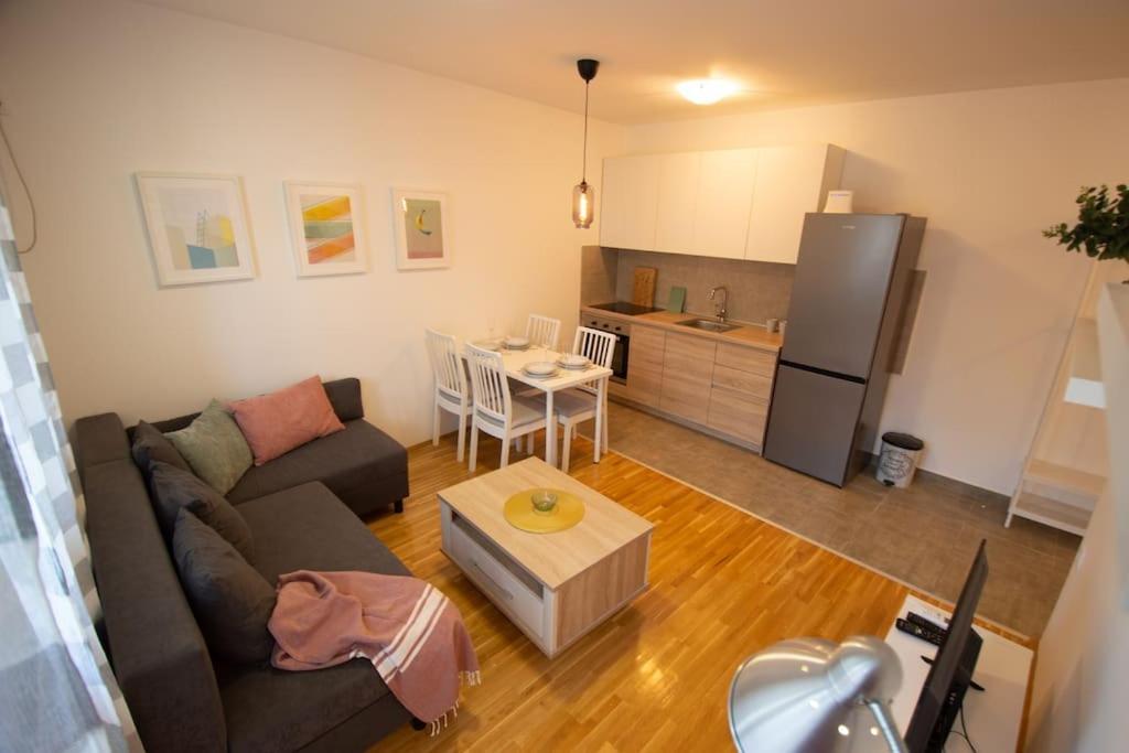 White Fields-Central 2-Bdrm Apartment With Parking Nowy Sad Zewnętrze zdjęcie